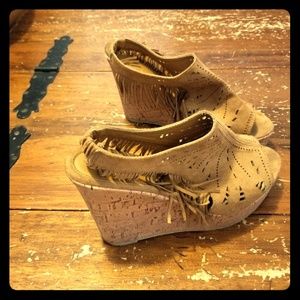 Peep-toe fringed wedge sandals